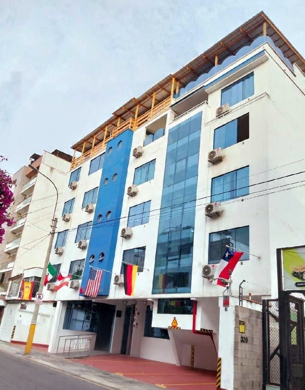 Vista frontal de la propiedad