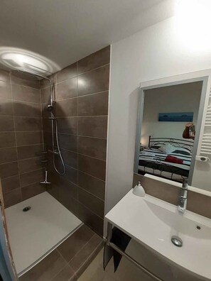 Een haardroger, handdoeken, zeep, shampoo