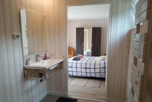 4 slaapkamers, een strijkplank/strijkijzer, reisbedje, gratis wifi