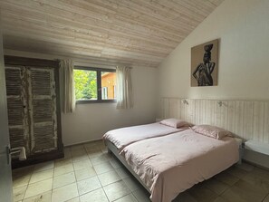 4 chambres, fer et planche à repasser, lit de bébé portatif