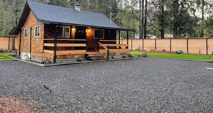 Cozy cabin 1 mile to Sandy Ridge Bike Park, with RV hook up and EV charger.