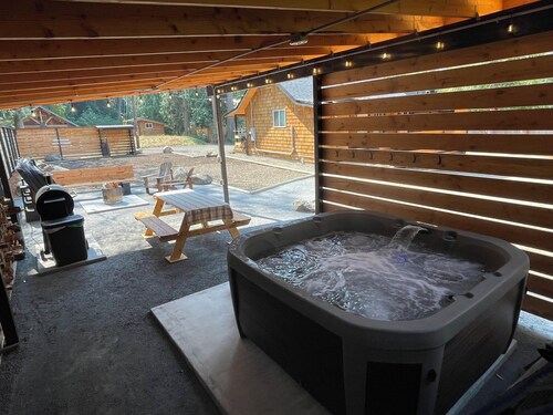 Cozy cabin 1 mile to Sandy Ridge Bike Park, with RV hook up and EV charger.