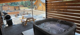 Cozy cabin 1 mile to Sandy Ridge Bike Park, with RV hook up and EV charger.