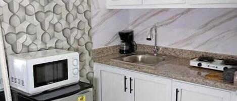 Kühlschrank, Mikrowelle, Herdplatte, Wasserkocher mit Kaffee-/Teezubehör