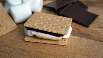 Een torentje van graham crackers met marshmallows ertussen.