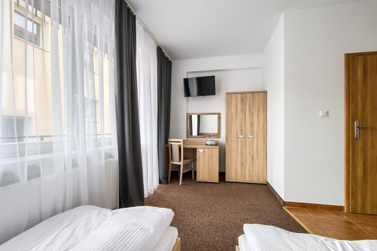 Superior Twin kamer, balkon | Een bureau, verduisterende gordijnen, een strijkplank/strijkijzer