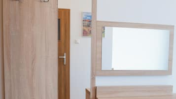 Schreibtisch, Verdunkelungsvorhänge, Bügeleisen/Bügelbrett