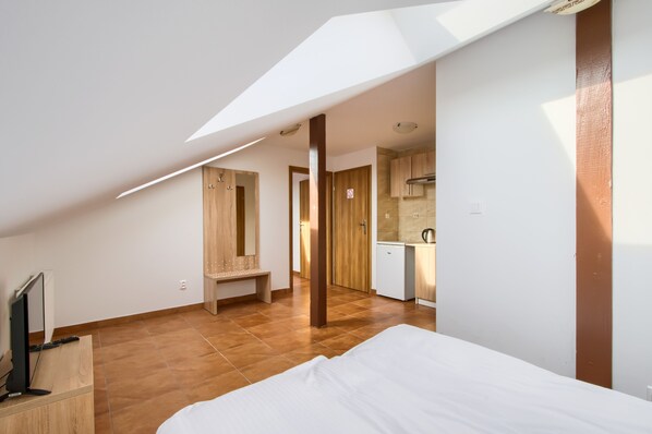 Classic Quadruple Room | Desk, blackout drapes, iron/ironing board, free WiFi - Patra (Warsaw)