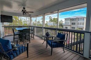 Outdoor dining - IP Beach House- Family Holiday home 3 bedroom sleeps 8 Elevator Pet Friendly Ice (Port St. Joe)