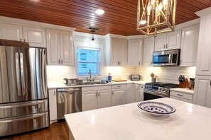 Fridge, microwave, oven, stovetop - IP Beach House- Family Holiday home 3 bedroom sleeps 8 Elevator Pet Friendly Ice (Port St. Joe)