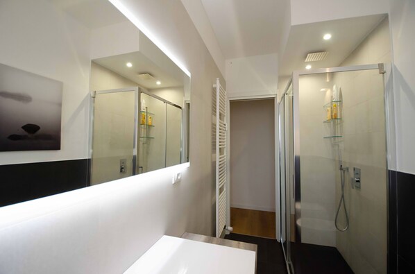 Sèche-cheveux, bidet, serviettes fournies, savon