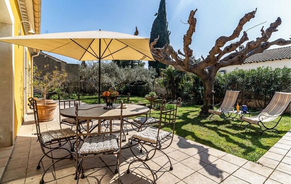 Outdoor dining - 2 bedroom amazing home in Noves (Noves)