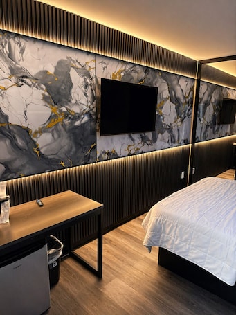Deluxe Room | Desk, laptop workspace, free WiFi. The Vine Hotel Bronx