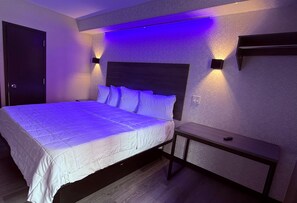 Desk, laptop workspace, free WiFi - The Vine Hotel Bronx (Bronx)