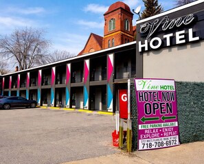Exterior - The Vine Hotel Bronx (Bronx)