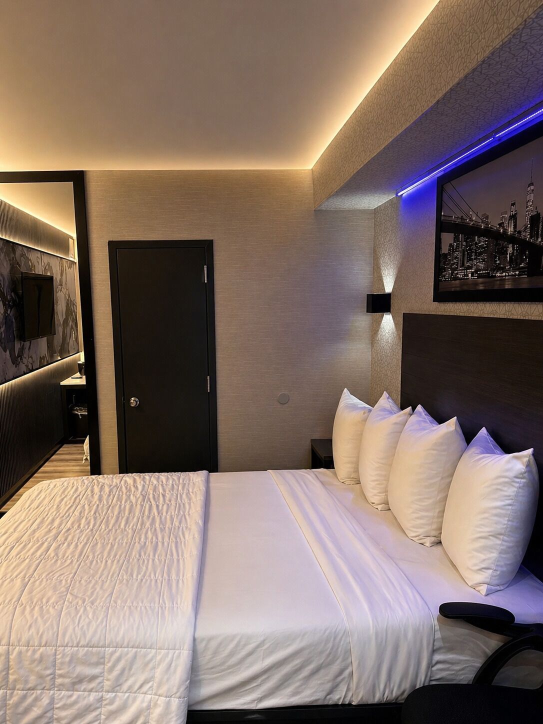 Desk, laptop workspace, free WiFi