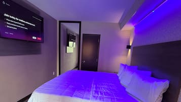 Escritorio, espacio para trabajar con laptop y wifi gratis