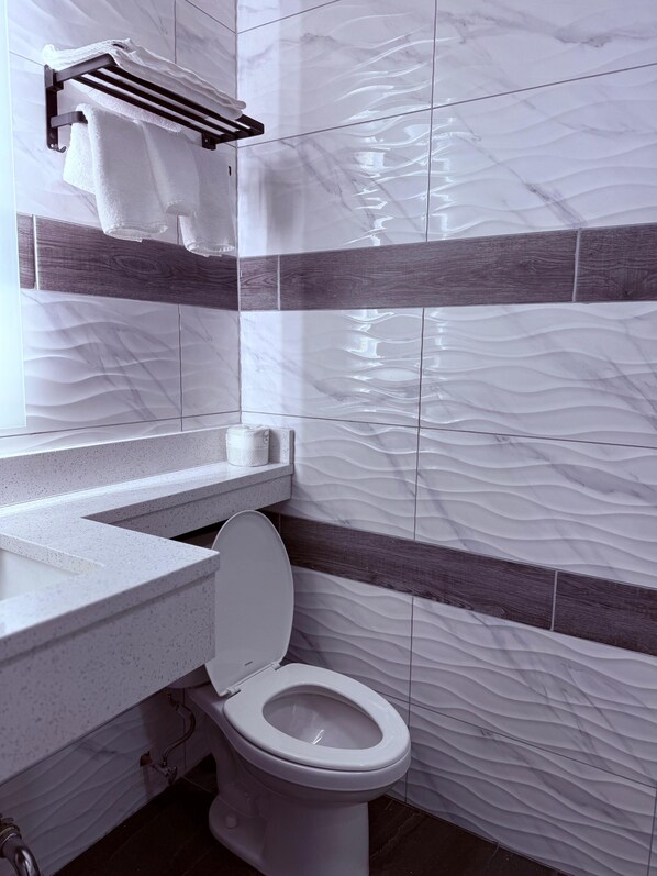 Bathroom - The Vine Hotel Bronx (Bronx)