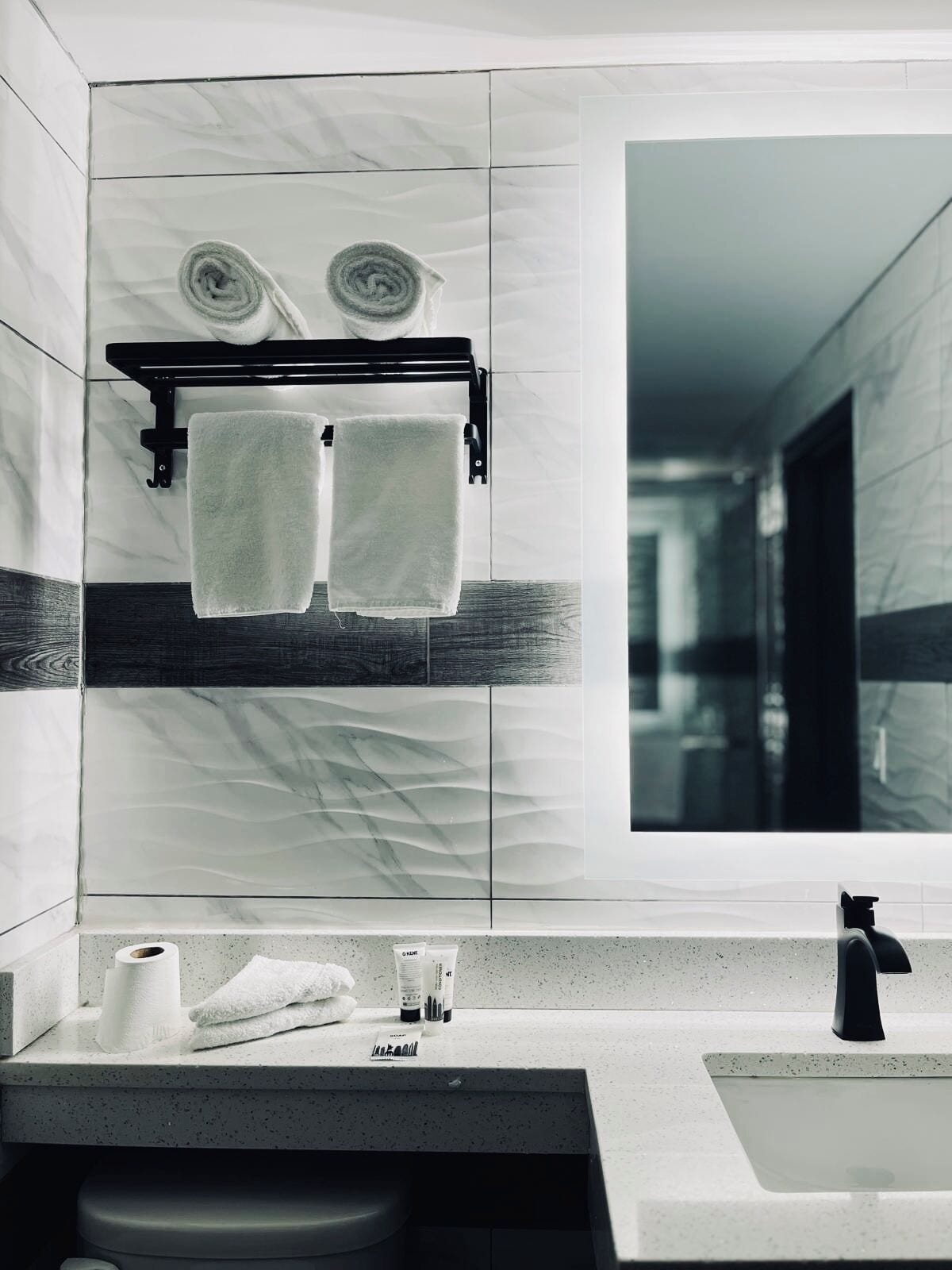 Een douche, gratis toiletartikelen, handdoeken, zeep
