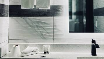 Een douche, gratis toiletartikelen, handdoeken, zeep