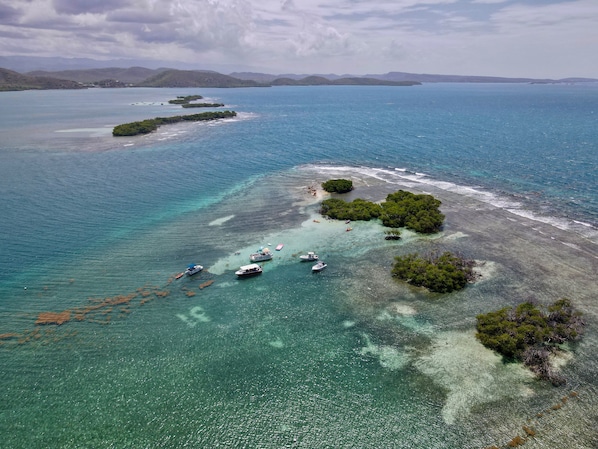 Playa en los alrededores y toallas de playa