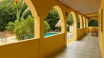 Una piscina al aire libre