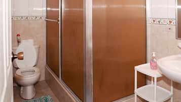 Căn hộ phong cách cổ điển | Phòng tắm | Buồng tắm vòi sen, máy sấy tóc, khăn tắm, xà phòng