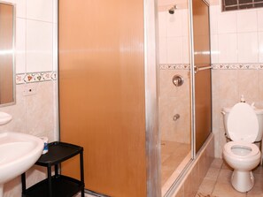 Deluxe Apartment | Bathroom