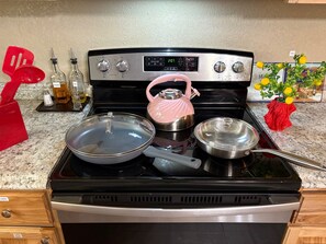 Een koelkast, een microgolfoven, een oven, een kookplaat