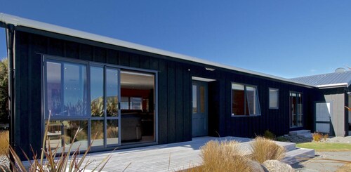 Cosy ski retreat near Carrot park.  Hot tub and table tennis!