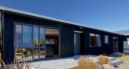 Cosy ski retreat near Carrot park. Hot tub and table tennis!