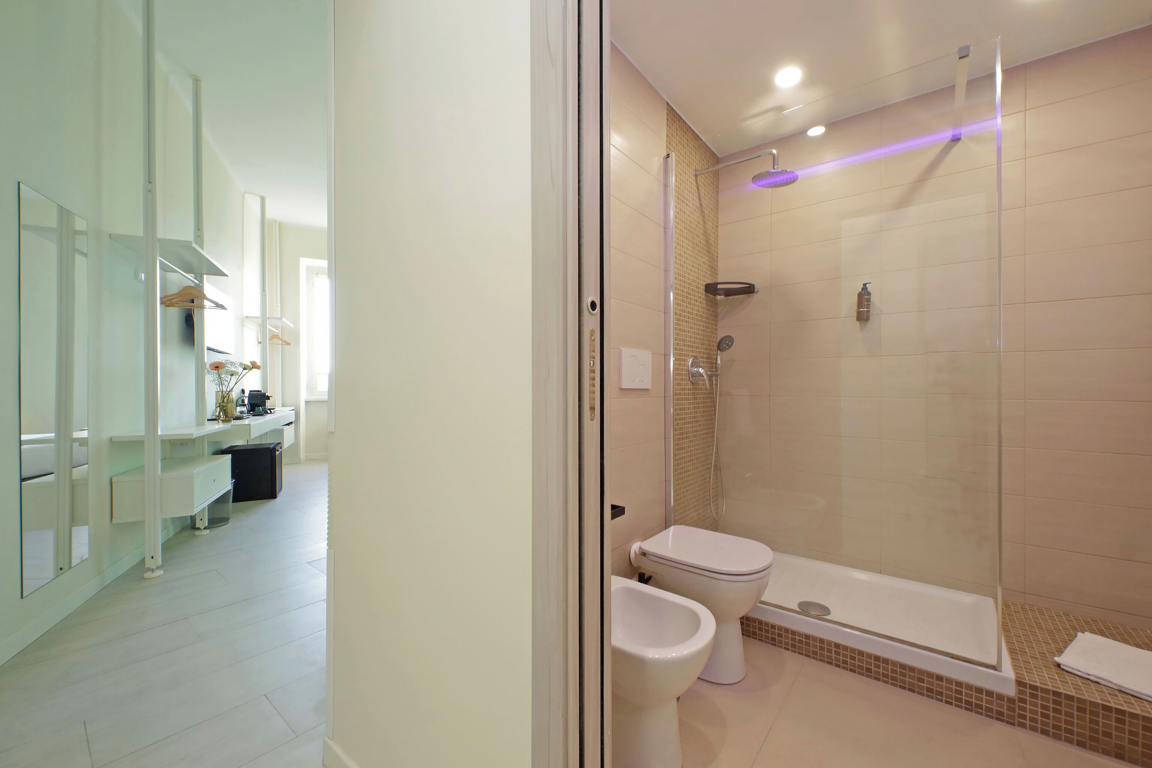 Un baño moderno con cabina de ducha de vidrio, inodoro y bañera.