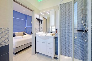 Deluxe Apartment, City View | Bathroom | Shower, rainfall showerhead, free toiletries, hair dryer - Domus Augustea San Giovanni Sunset Suites (Rome)