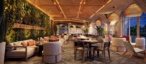 4 restaurants; breakfast, lunch and dinner served