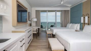 Escritorio y tabla de planchar con plancha