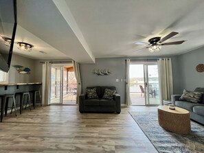 TV connectée, lecteur de DVD, livres