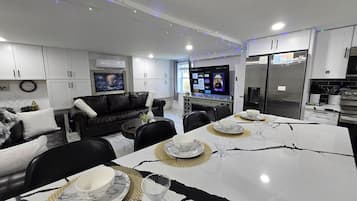 Departamento empresarial | Área de sala de estar | Smart TV de 65 pulgadas con canales digitales