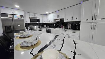 Business Apartment | Private kitchen | Fridge, microwave, stovetop, dishwasher