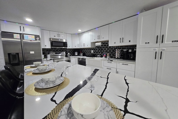Business Apartment | Private kitchen | Fridge, microwave, stovetop, dishwasher