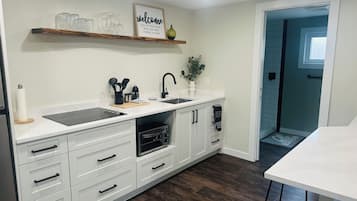 Kühlschrank, Ofen, Wasserkocher mit Kaffee-/Teezubehör, Wasserkocher