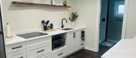 Kühlschrank, Ofen, Wasserkocher mit Kaffee-/Teezubehör, Wasserkocher