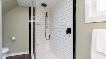 Douche, sèche-cheveux, serviettes fournies, shampoing