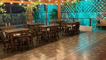 Bar junto a la piscina