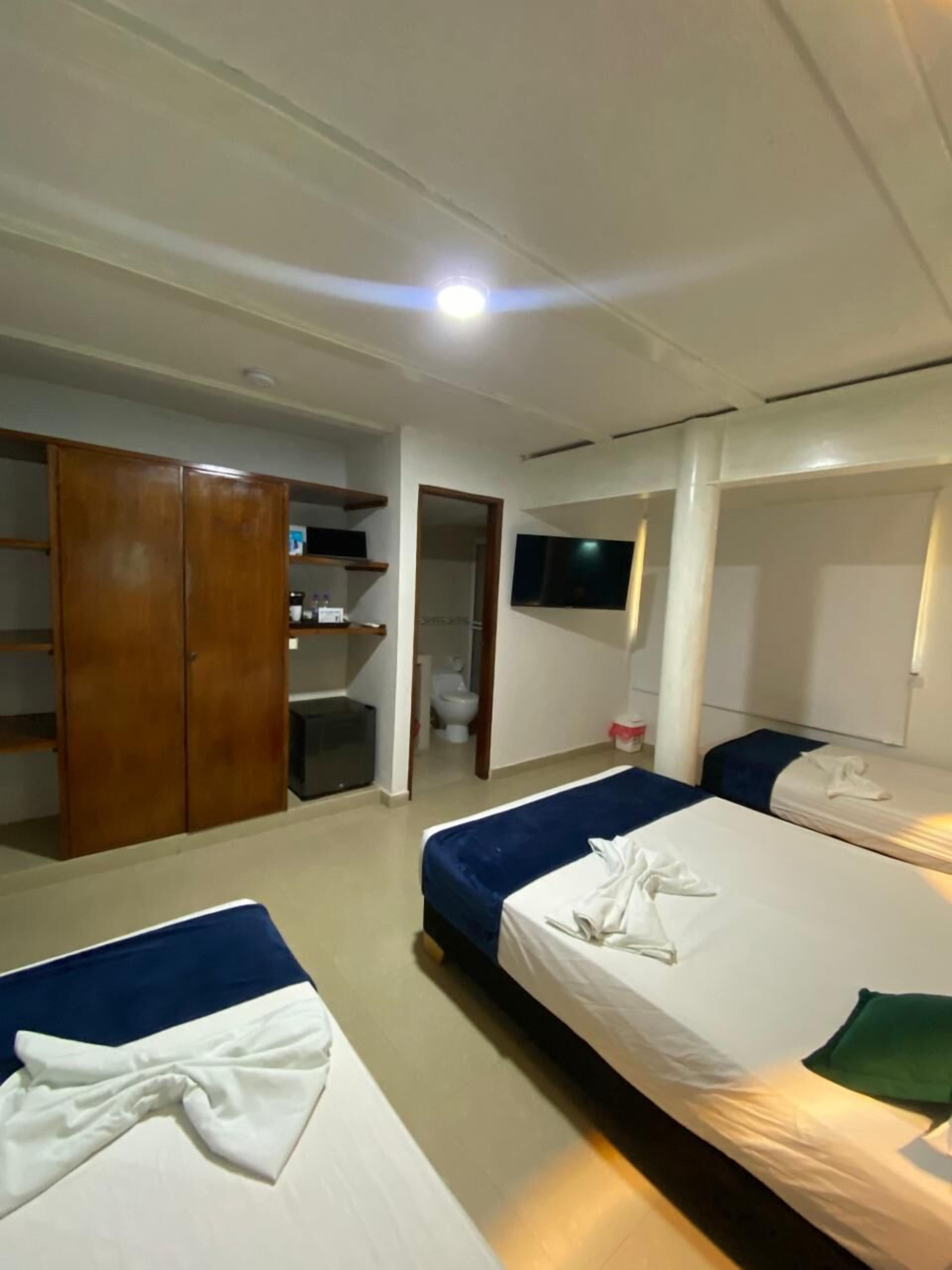 標準四人房 | 迷你吧、免費 Wi-Fi、床單