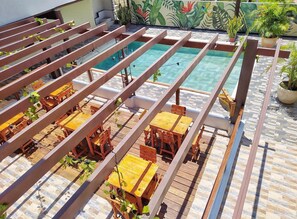 Una piscina al aire libre