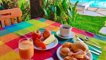 Café da manhã com buffet grátis todos os dias
