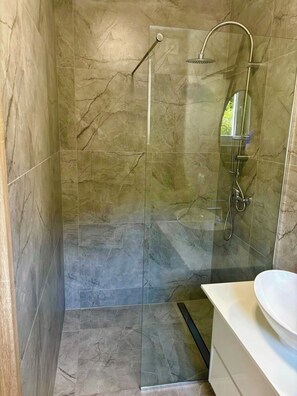 Dusche, Handtücher, Seife, Toilettenpapier