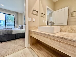3 slaapkamers, een strijkplank/strijkijzer, wifi, beddengoed