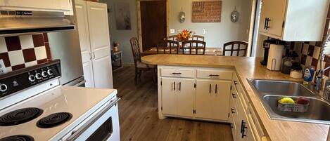 Kjøleskap, mikrobølgeovn, ovn og kokeplater