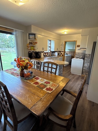 Dining. Wakita Hunters Hideaway